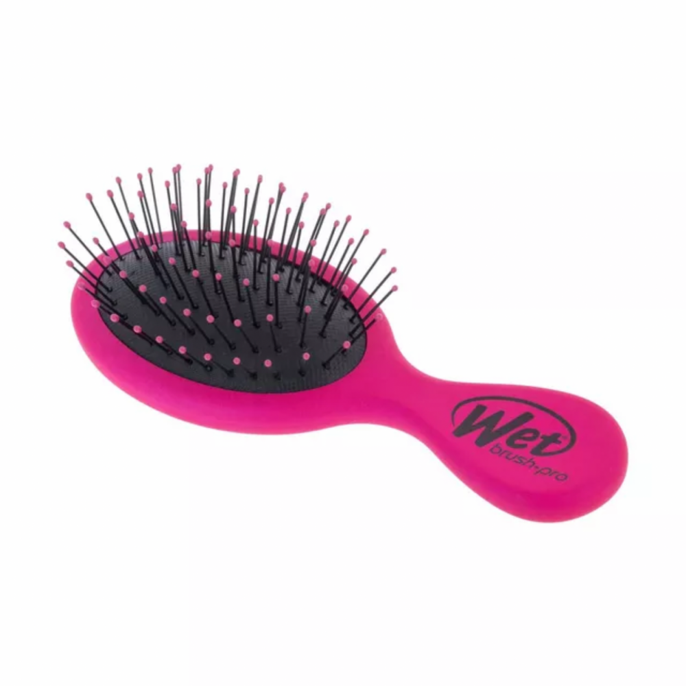 فرشاة شعر مبللة بلون وردي فاتح