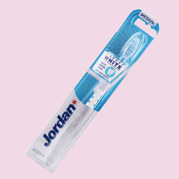 فرشاة أسنان جوردان تارجت بيضاء متوسطة الحجم